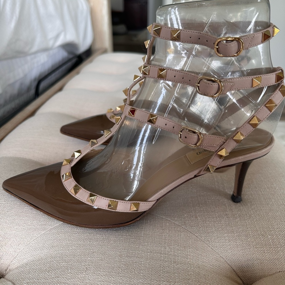 Valentino Rockstud 65Mm
Cage Patent Pumps 
Pointed Heels in Brown